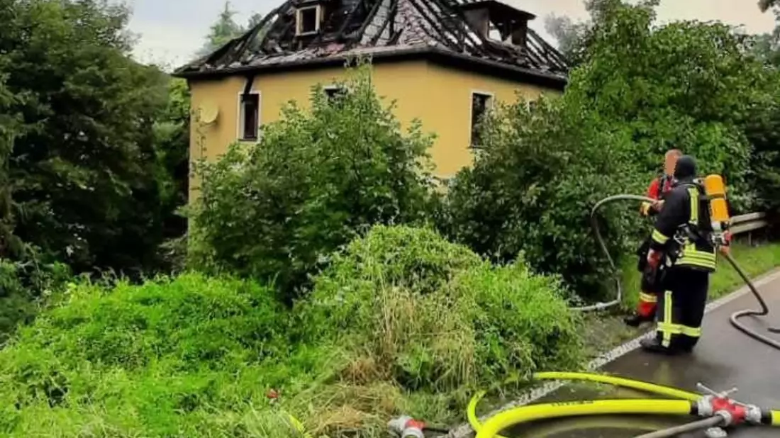 LPI-NDH: Leerstehendes Wohnhaus in Vollbrand - Bild: presseportal.de