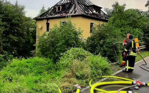 LPI-NDH: Leerstehendes Wohnhaus in Vollbrand - Foto: presseportal.de