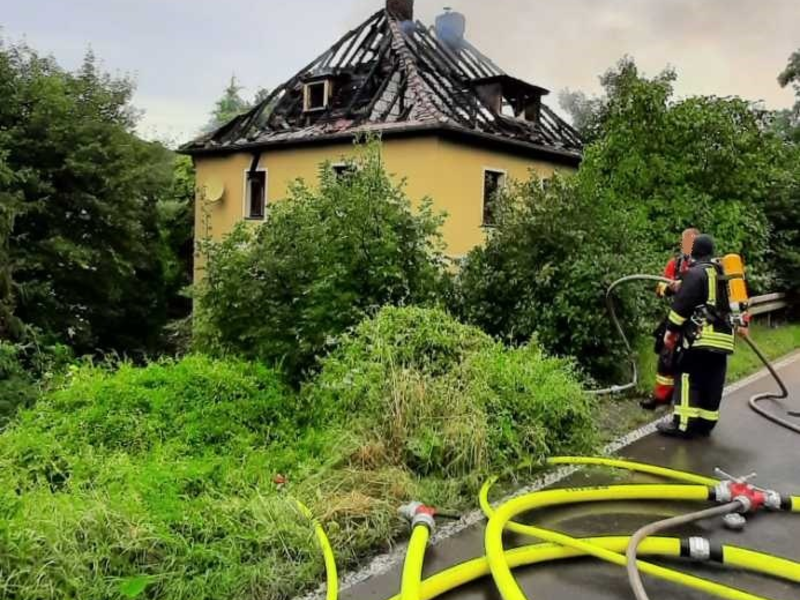LPI-NDH: Leerstehendes Wohnhaus in Vollbrand - Foto: presseportal.de