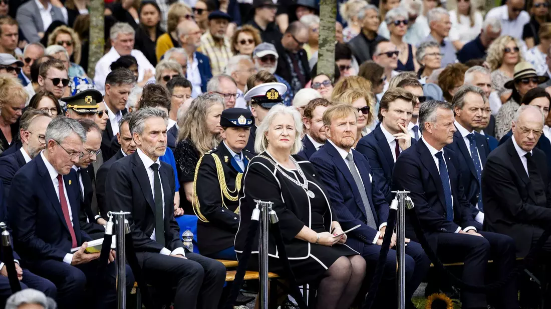 Auch der niederländische König Willem-Alexander (1. Reihe, 4. v. l.) gedachte der Toten. - Bild: Robin Van Lonkhuijsen/ANP/dpa