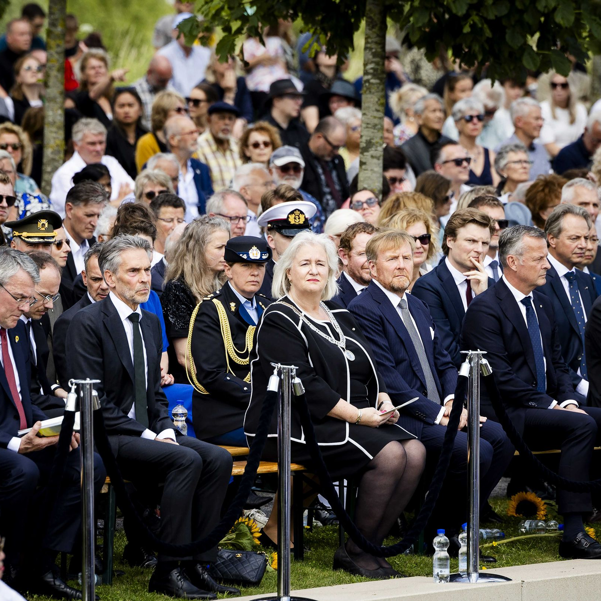 Auch der niederländische König Willem-Alexander (1. Reihe, 4. v. l.) gedachte der Toten. - Foto: Robin Van Lonkhuijsen/ANP/dpa