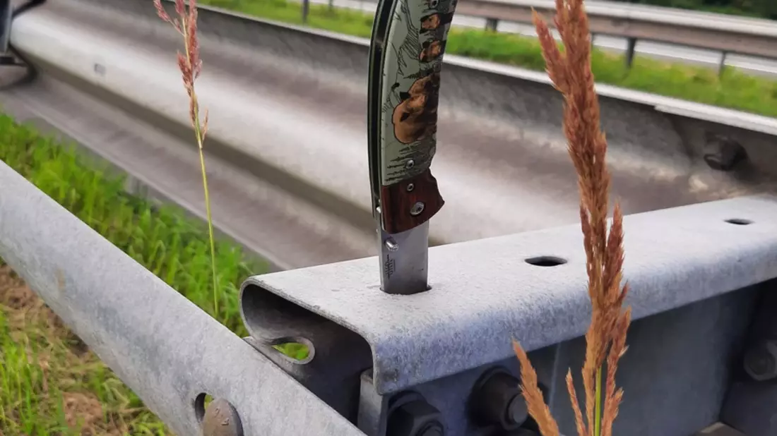 Bundespolizeidirektion München: Zwischenfall auf Inntalautobahn / Mann läuft barfuß und mit Messer bewaffnet auf Autobahn - Bild: presseportal.de