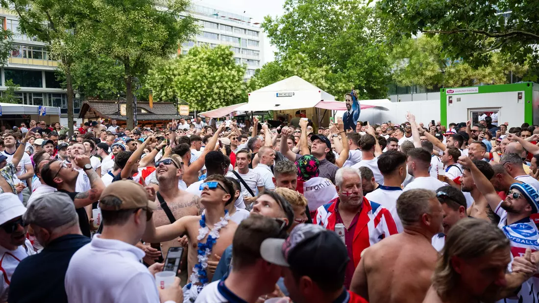 Englische Fans feiern vor dem EM-Finale in Berlin. - Bild: Christophe Gateau/dpa