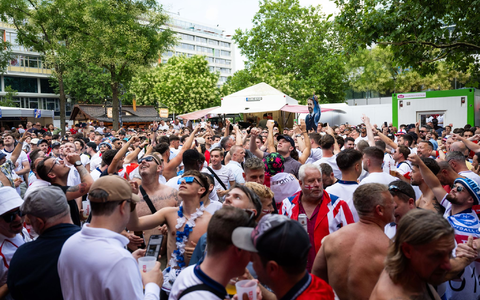 Englische Fans feiern vor dem EM-Finale in Berlin. - Foto: Christophe Gateau/dpa