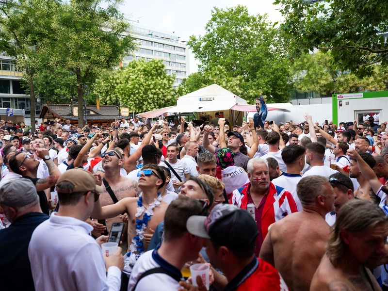 Englische Fans feiern vor dem EM-Finale in Berlin. - Foto: Christophe Gateau/dpa