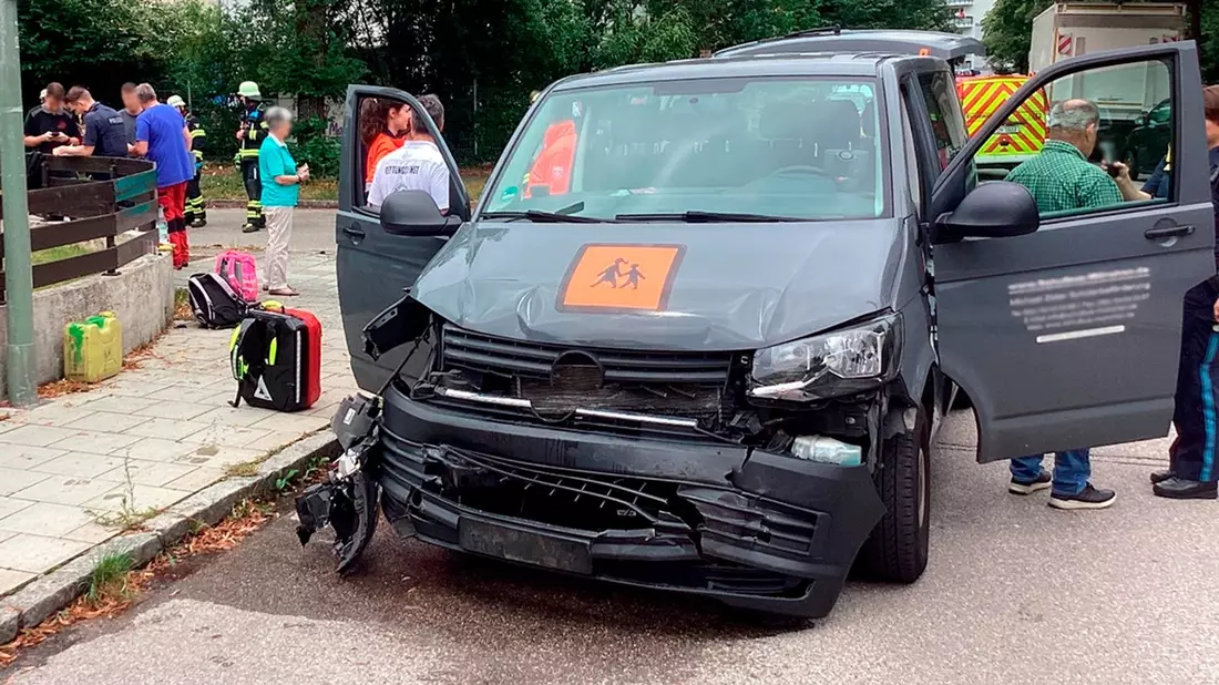 FW-M: Umgestürzter Kleintransporter blockiert Fahrbahn (Hadern) - Bild: presseportal.de