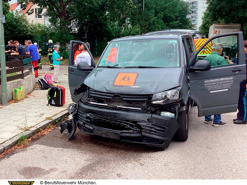 FW-M: Umgestürzter Kleintransporter blockiert Fahrbahn (Hadern) - Foto: presseportal.de