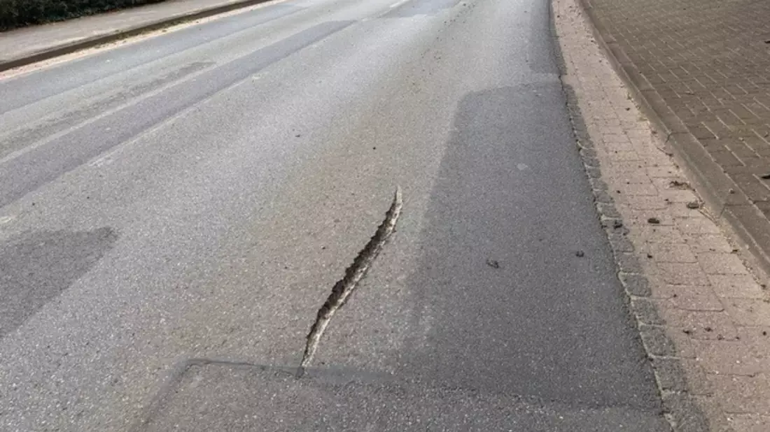 POL-NI: Fahrbahn in Bücken durch tiefe Furchen beschädigt - Verursacher gesucht - Bild: presseportal.de