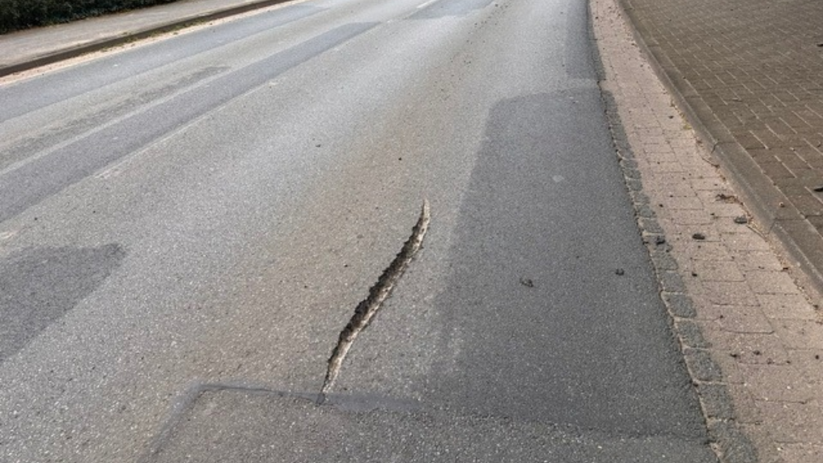 POL-NI: Fahrbahn in Bücken durch tiefe Furchen beschädigt - Verursacher gesucht - Foto: presseportal.de