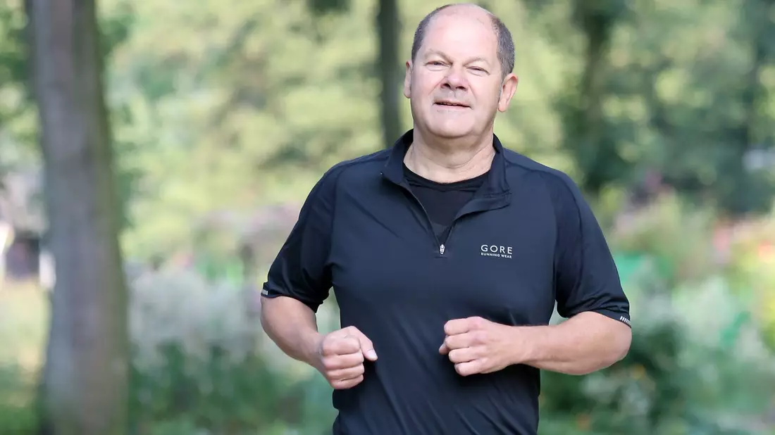 Kanzler Scholz kann beim Joggen gut entspannen. (Archivbild) - Bild: Bodo Marks/dpa