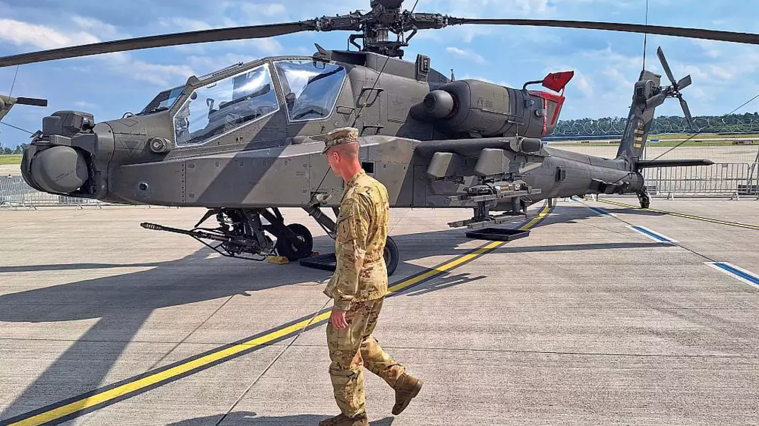 US-Soldat vor einem Boeing AH-64 Apache (Archiv) - Bild: über dts Nachrichtenagentur
