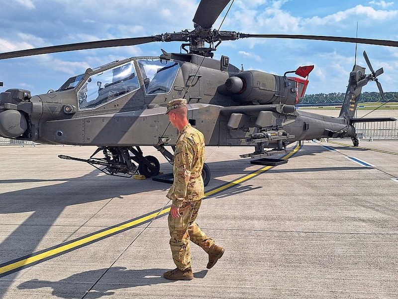 US-Soldat vor einem Boeing AH-64 Apache (Archiv) - Foto: über dts Nachrichtenagentur