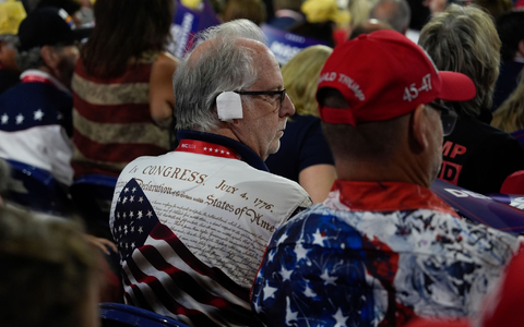 Küsschen auf die Wange für Melania.  - Foto: Julia Nikhinson/AP/dpa