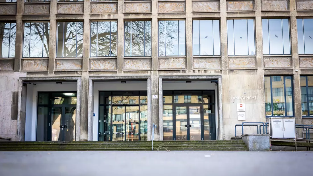 War es Mord? Zwei Brüder starben bei einem Unfall wegen eines verbotenen Autorennens. Am Landgericht Hannover wird der Fall erneut verhandelt, weil der Bundesgerichtshof das vorherige Urteil aufgehoben hat. (Archivbild) - Bild: Moritz Frankenberg/dpa