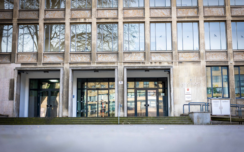 War es Mord? Zwei Brüder starben bei einem Unfall wegen eines verbotenen Autorennens. Am Landgericht Hannover wird der Fall erneut verhandelt, weil der Bundesgerichtshof das vorherige Urteil aufgehoben hat. (Archivbild) - Foto: Moritz Frankenberg/dpa