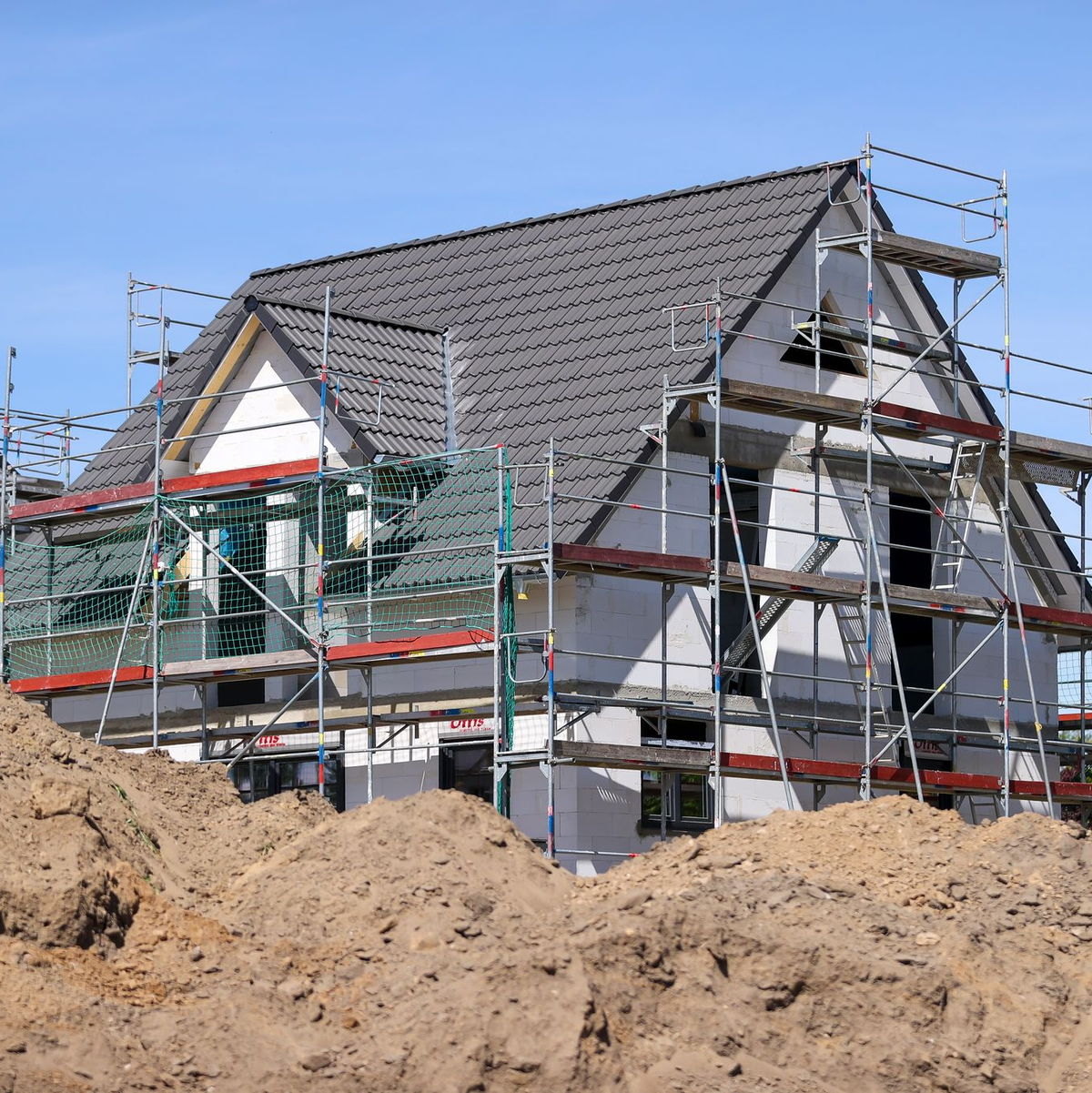 Wegen der gestiegenen Zinsen und Baukosten schrecken Verbraucher vor dem Kauf von Bauland zurück (Archivbild). - Foto: Jan Woitas/dpa