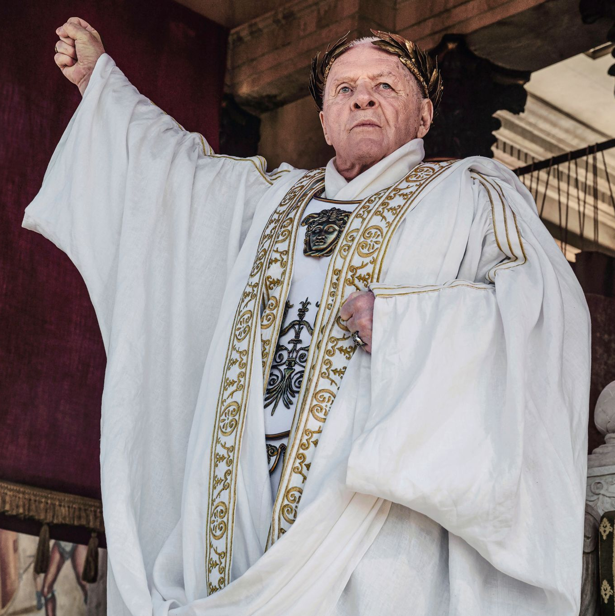 Anthony Hopkins als Kaiser Vespasian . - Foto: Peacock/Episodic/Peacock/dpa