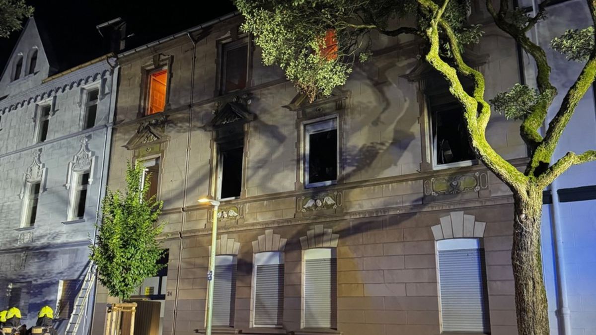 FW-GE: Ausgedehnter Wohnungsbrand in Gelsenkirchen-Rotthausen - eine Person über tragbare Leiter gerettet und eine weitere Person vermisst - Foto: presseportal.de