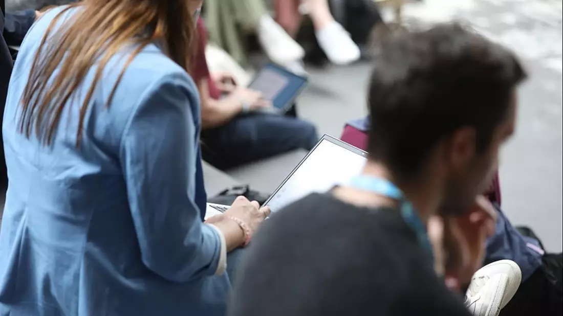 Junge Leute mit Laptop (Archiv) - Bild: über dts Nachrichtenagentur