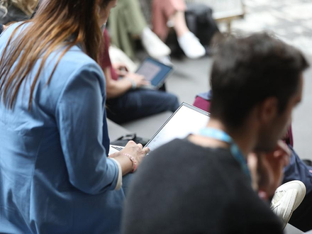 Junge Leute mit Laptop (Archiv) - Foto: über dts Nachrichtenagentur