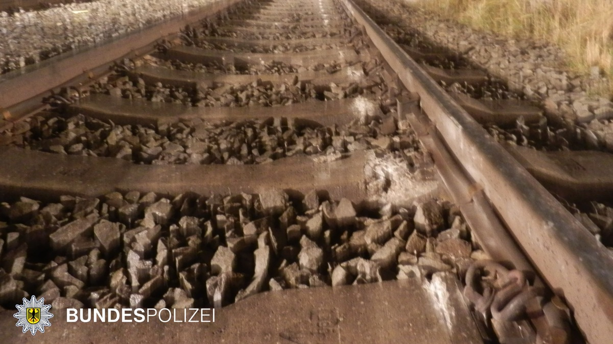Bundespolizeidirektion München: Betrunkener stürzt ins Gleis / Triebfahrzeugführer erleidet Schock - Foto: presseportal.de