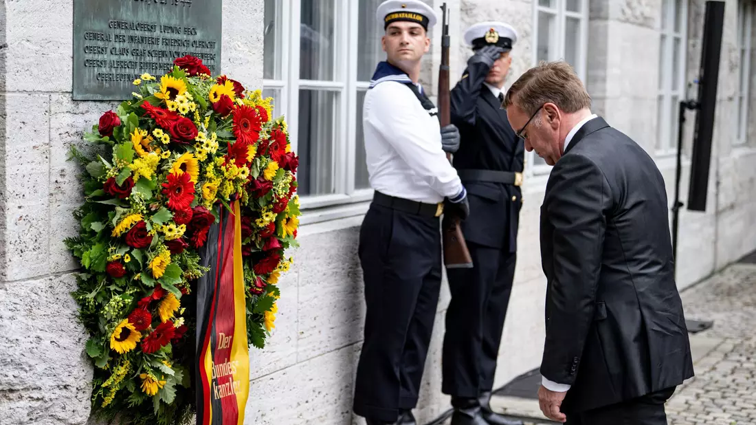 Boris Pistorius (SPD), Bundesminister der Verteidigung, steht am Nationalen Gedenktag an den Widerstand im Ehrenhof des Bendlerblocks vor dem Gedenkkranz. (Archivfoto) - Bild: Fabian Sommer/dpa