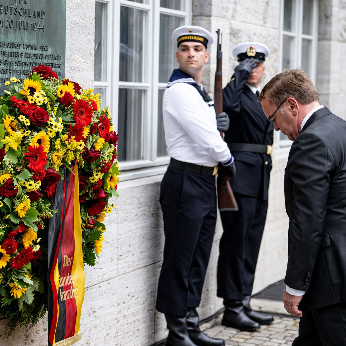 Boris Pistorius (SPD), Bundesminister der Verteidigung, steht am Nationalen Gedenktag an den Widerstand im Ehrenhof des Bendlerblocks vor dem Gedenkkranz. (Archivfoto) - Foto: Fabian Sommer/dpa