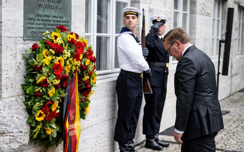 Boris Pistorius (SPD), Bundesminister der Verteidigung, steht am Nationalen Gedenktag an den Widerstand im Ehrenhof des Bendlerblocks vor dem Gedenkkranz. (Archivfoto) - Foto: Fabian Sommer/dpa
