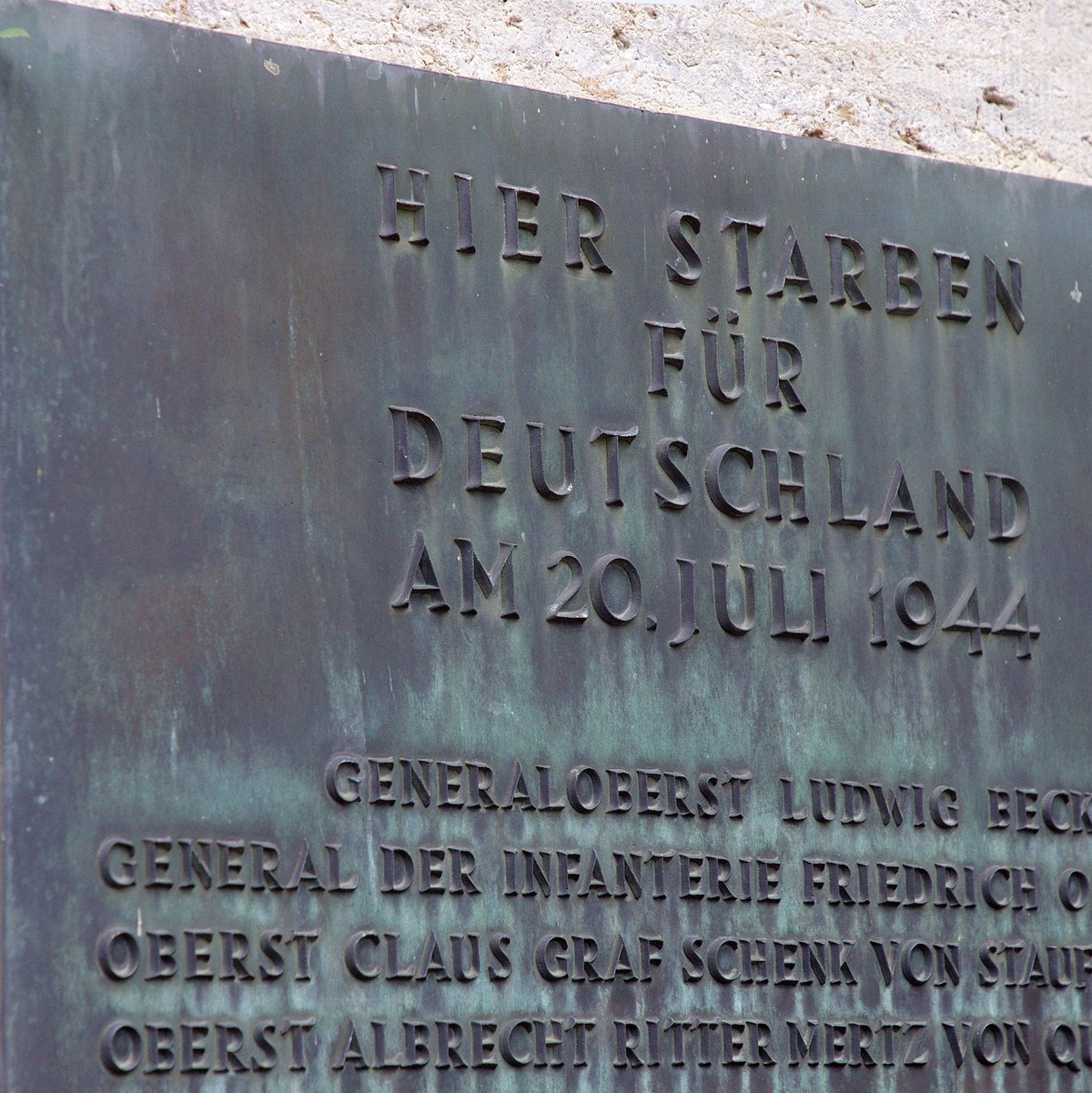 Eine Rose ist in der Gedenkstätte Deutscher Widerstand im Bendlerblock hinter der Bronzetafel für die Ermordeten des Widerstands gegen die nationalsozialistische Gewaltherrschaft vom 20. Juli 1944 gesteckt worden. (Archivfoto) - Foto: Wolfgang Kumm/dpa