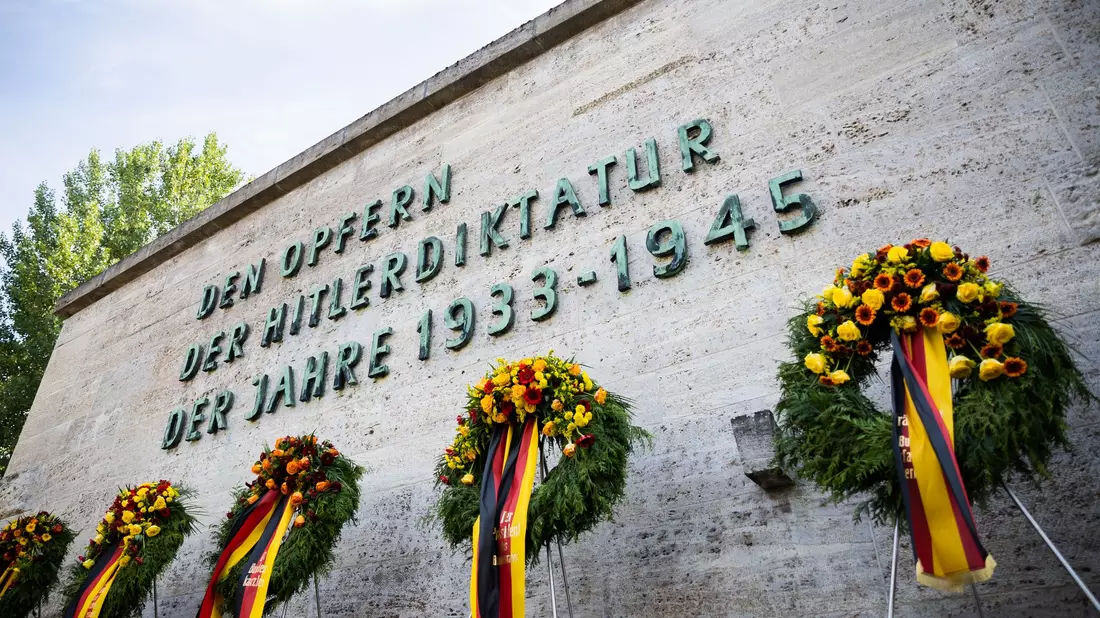 Gedenkkränze stehen am Ende einer Feierstunde der Bundesregierung sowie der Stiftung 20. Juli 1944 anlässlich des 78. Jahrestages des Attentats- und Umsturzversuchs gegen Hitler in der Gedenkstätte Berlin-Plötzensee. (Archivfoto) - Bild: Christoph Soeder/dpa