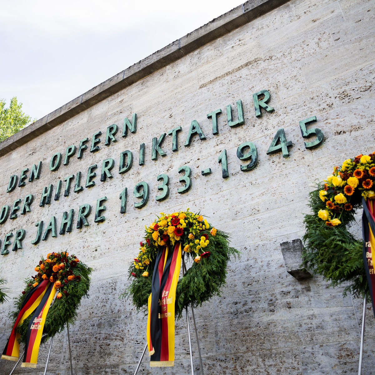 Gedenkkränze stehen am Ende einer Feierstunde der Bundesregierung sowie der Stiftung 20. Juli 1944 anlässlich des 78. Jahrestages des Attentats- und Umsturzversuchs gegen Hitler in der Gedenkstätte Berlin-Plötzensee. (Archivfoto) - Foto: Christoph Soeder/dpa