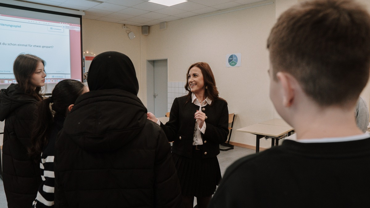 Emilia Bolda von Investiere.Dich.Frei: Warum der Börsenexpertin finanzielle Bildung an Schulen eine Herzensangelegenheit ist - Foto: presseportal.de