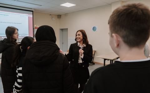 Emilia Bolda von Investiere.Dich.Frei: Warum der Börsenexpertin finanzielle Bildung an Schulen eine Herzensangelegenheit ist - Foto: presseportal.de