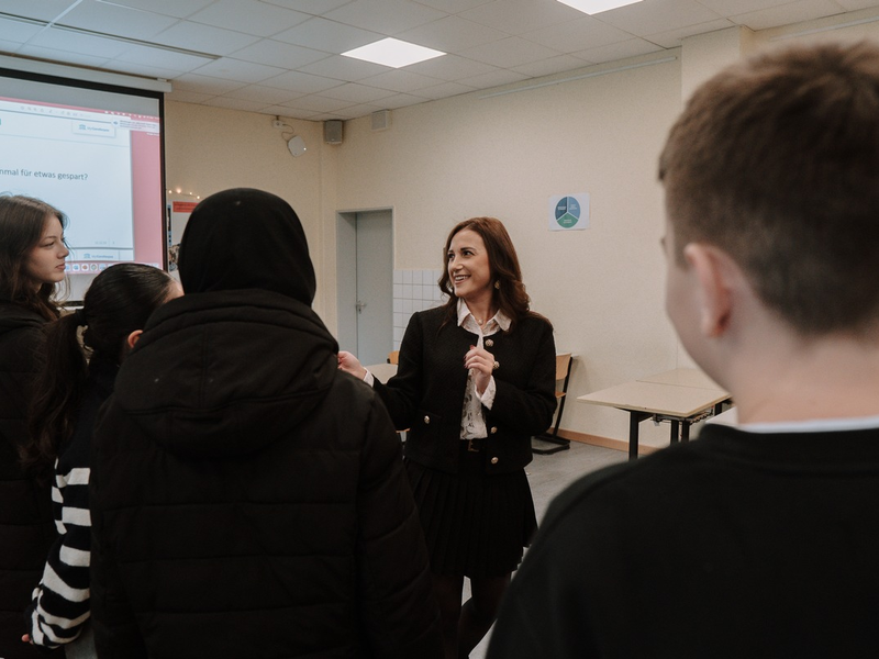Emilia Bolda von Investiere.Dich.Frei: Warum der Börsenexpertin finanzielle Bildung an Schulen eine Herzensangelegenheit ist - Foto: presseportal.de