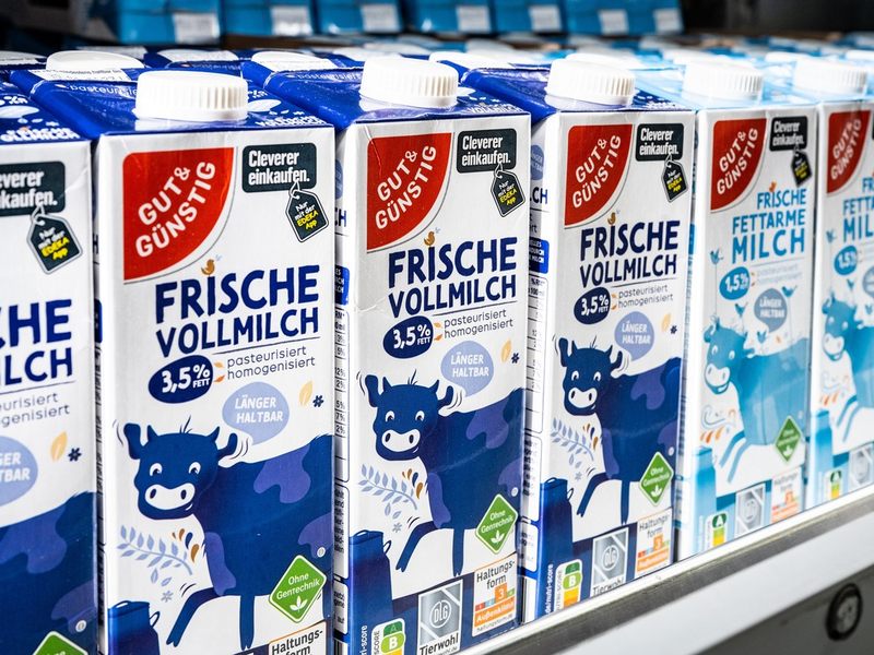 Wichtiger Meilenstein in der Tierwohl-Strategie erreicht / EDEKA-Verbund bezieht erstmals mehr als eine Milliarde Liter Milch aus Haltungsform 3 oder höher - Foto: presseportal.de