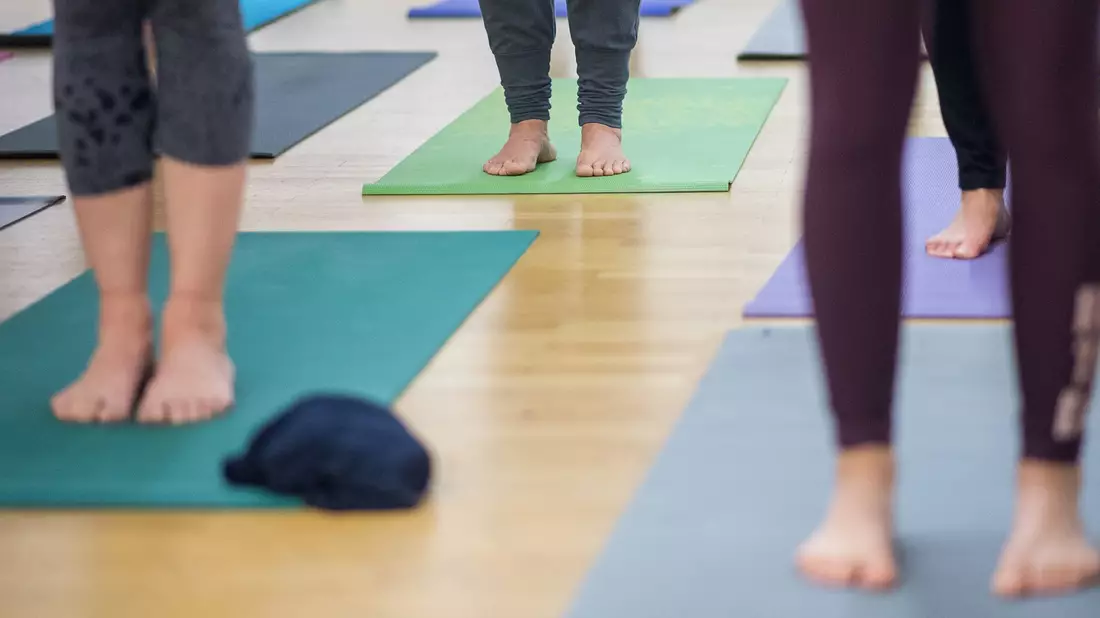 Ein Yoga-Zentrum sollte einer Frau für ihre Arbeit Mindestlohn zahlen - und legte dagegen Verfassungsbeschwerde ein. (Symbolbild) - Bild: Sebastian Gollnow/dpa