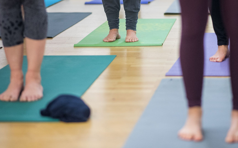Ein Yoga-Zentrum sollte einer Frau für ihre Arbeit Mindestlohn zahlen - und legte dagegen Verfassungsbeschwerde ein. (Symbolbild) - Foto: Sebastian Gollnow/dpa