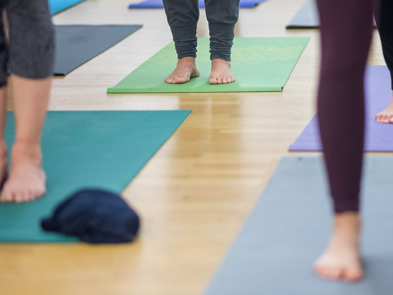 Ein Yoga-Zentrum sollte einer Frau für ihre Arbeit Mindestlohn zahlen - und legte dagegen Verfassungsbeschwerde ein. (Symbolbild) - Foto: Sebastian Gollnow/dpa