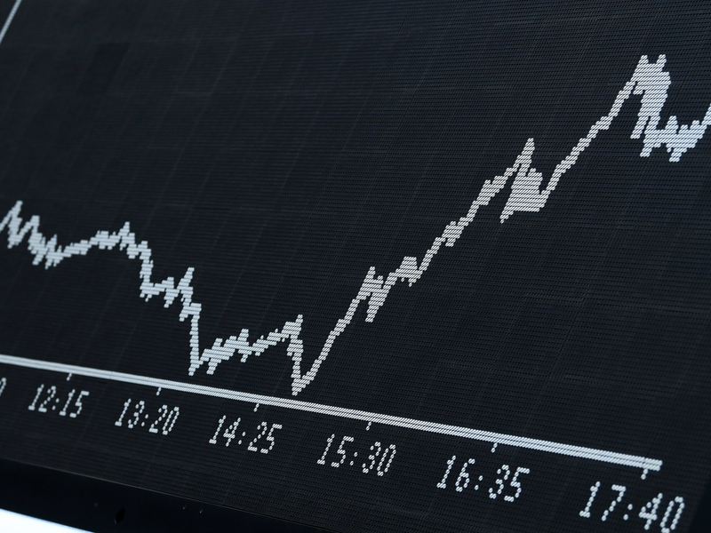 Bei der Ermittlung des Geldvermögens kommt es auch auf die Aktienkurse an. (Archivfoto) - Foto: Arne Dedert/dpa