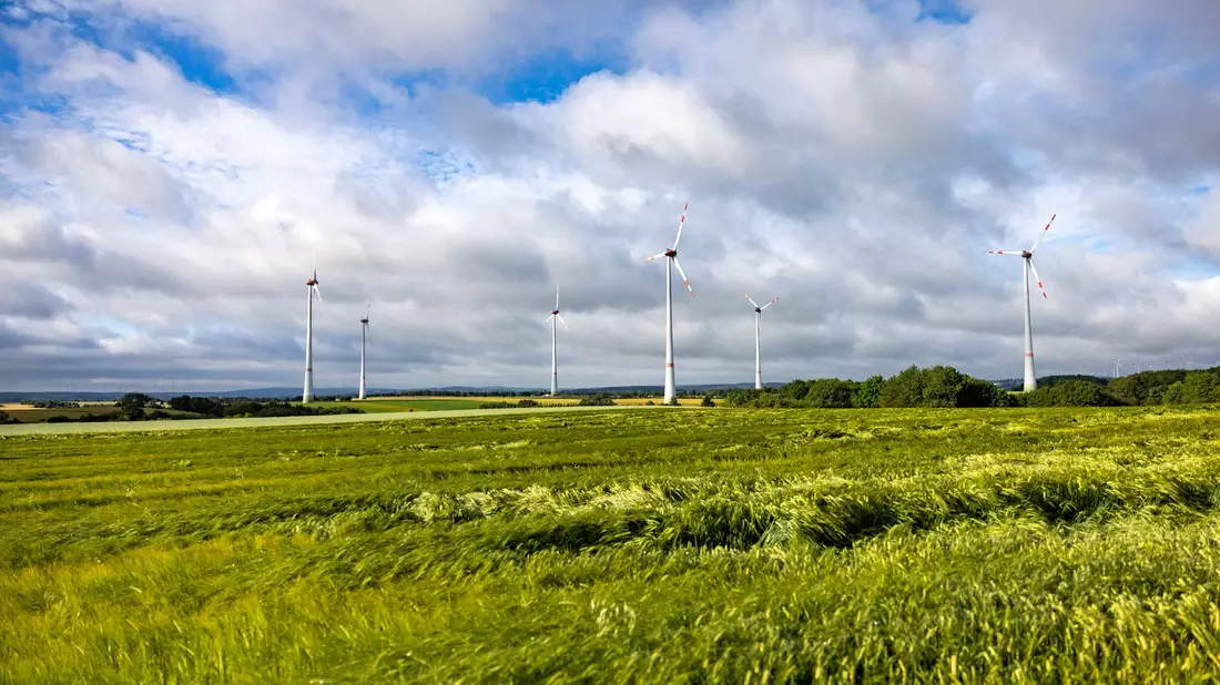 Der Ausbau der Windkraft verliert an Tempo - zumindest vorübergehend. - Bild: Thomas Banneyer/dpa