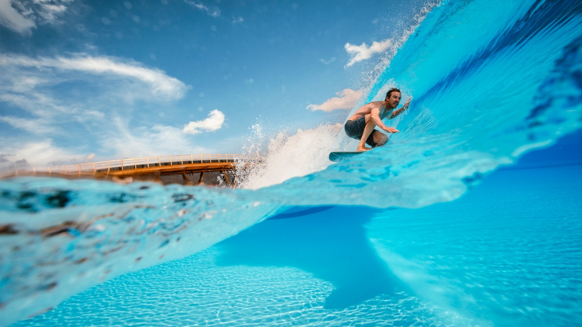 Ein grüner Ritt auf den Wellen: Dyson und O2 SURFTOWN MUC machen sich stark für eine nachhaltigere Surfkultur - Foto: presseportal.de