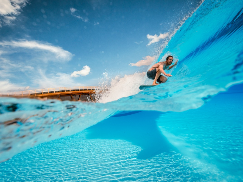 Ein grüner Ritt auf den Wellen: Dyson und O2 SURFTOWN MUC machen sich stark für eine nachhaltigere Surfkultur - Foto: presseportal.de