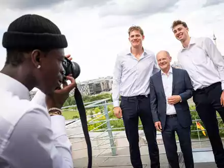 Bundeskanzler Olaf Scholz im Gespräch mit den deutschen Basketbellerinnen. - Foto: Guido Bergmann/Presse- und Informationsamtes der Bundesregierung (BPA)/dpa