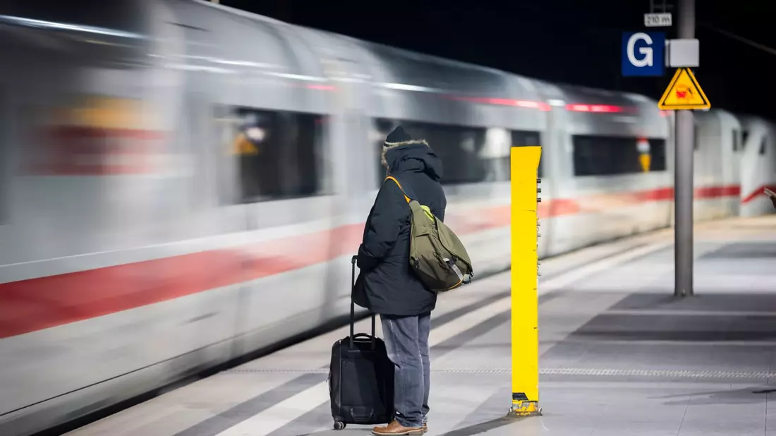 Fahrgäste mussten im ersten Halbjahr besonders lange auf den Zug warten (Archivfoto).  - Bild: Christoph Soeder/dpa