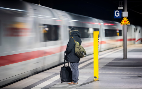 Fahrgäste mussten im ersten Halbjahr besonders lange auf den Zug warten (Archivfoto).  - Foto: Christoph Soeder/dpa