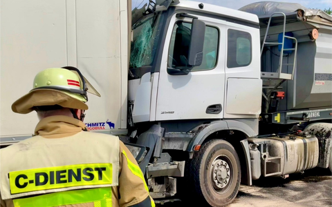 FW-GLA: Verkehrsunfall mit zwei LKW auf der BAB2 - Foto: presseportal.de