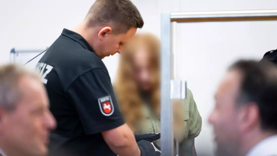 Zwei Kinder sterben bei einem illegalen Autorennen - und das Landgericht Hannover verhängt harte Urteile. (Archivbild) - Bild: Michael Matthey/dpa