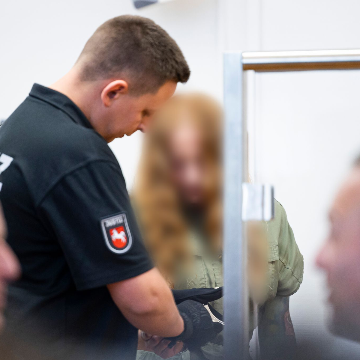 Die Angeklagte bittet unter Tränen um Entschuldigung. Der Vater der beiden bei einem illegalen Autorennen getöten Kinder sagt: «Das bringt gar nichts.» - Foto: Michael Matthey/dpa