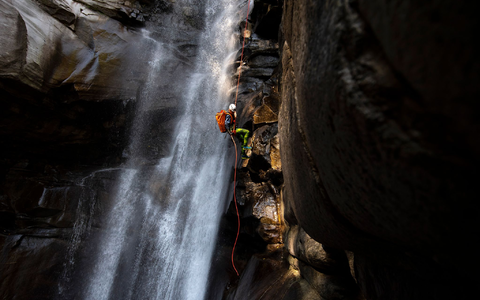 Laut Polizei seilte sich ein Teilnehmer an einer 25 Meter hohen Stelle ab - danach wurde er tiefer in die Schlucht hinein abgetrieben. (Illustration) - Foto: Pablo Gianinazzi/TI-PRESS/dpa