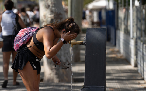 Die hohe Luftfeuchtigkeit setzt den Menschen zu. - Foto: David Zorrakino/EUROPA PRESS/dpa